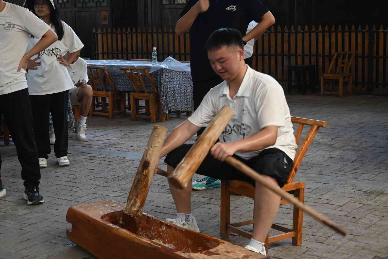 湖南工商大學(xué)e路鄉(xiāng)伴小分隊(duì)：傳承千年民俗，共賞打糍粑盛宴