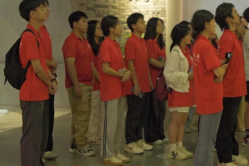 西南石油大學(xué)外國語學(xué)院“枝繁·簡心向陽實踐隊”赴簡陽市龍溪村開展“扎根鄉(xiāng)農(nóng)，智
