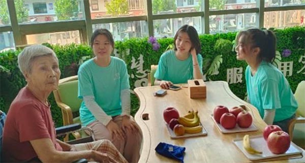 學(xué)習(xí)弘揚(yáng)焦裕祿精神暑期社會實踐隊開展“粽香端午節(jié)，情暖系夕陽”