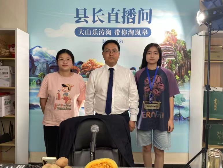 礦大“丹心”實(shí)踐團(tuán)赴嵐皋就電商助農(nóng)問(wèn)題與楊樂(lè)縣長(zhǎng)進(jìn)行交流學(xué)習(xí)