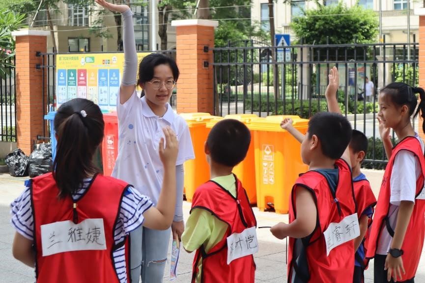 道德之燈照信毅，文明之風(fēng)存童心
