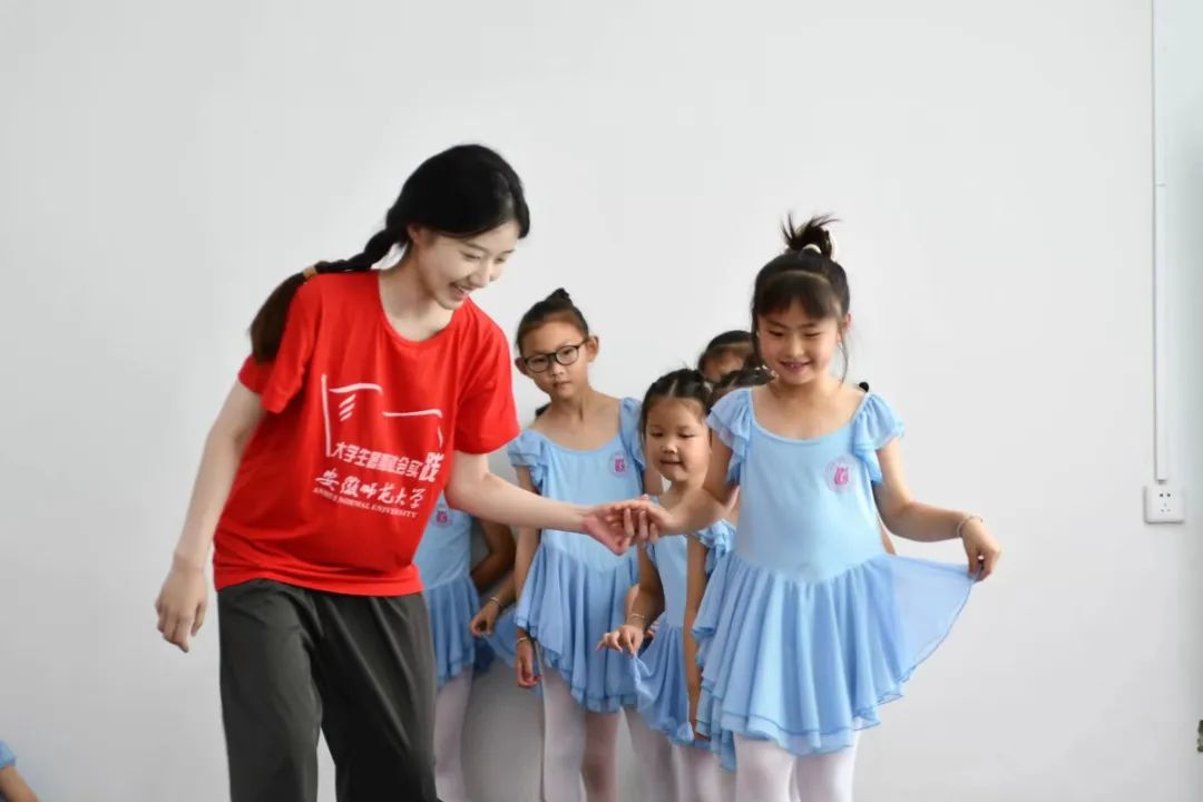 安徽學子三下鄉(xiāng)：和美鄉(xiāng)村聯(lián)非遺，青春賦能花鼓燈！
