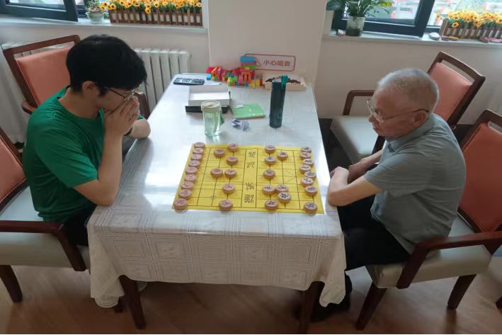 青松映晚霞，志愿暖桑榆