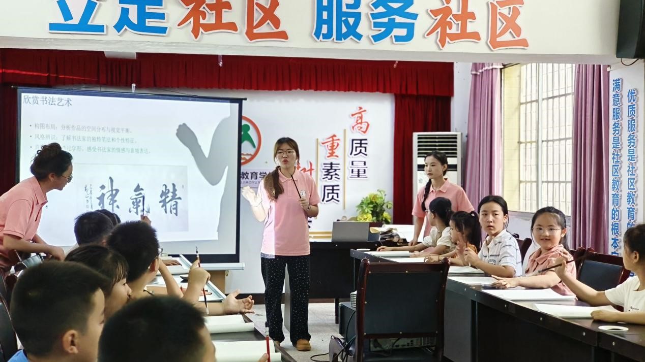 耕耘金色心田：“四葉草”習(xí)近平新時代中國特色社會主義思想宣講團開展“以墨為底，感悟文化之美”的書法教育活動