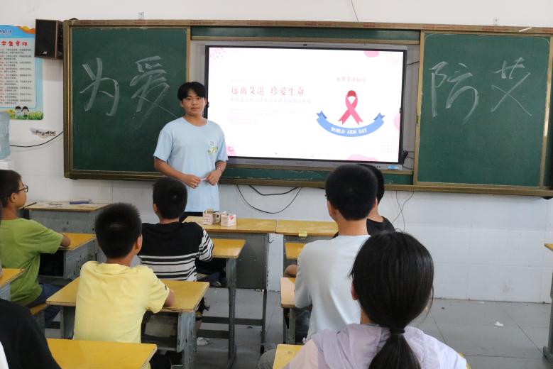 “知防艾滋，擁抱健康”——武昌理工學(xué)院云夢書韻志愿服務(wù)隊(duì)開展預(yù)防艾滋教育主題課