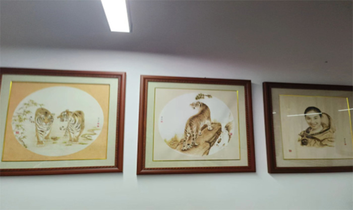 火木傳經(jīng)典，鐵筆繪從容