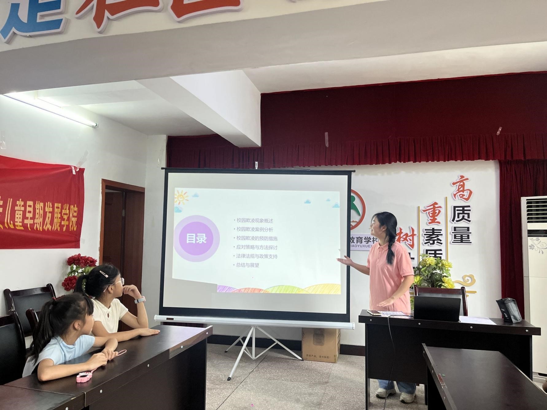 共建七彩家園：“四葉草”習(xí)近平新時代中國特色社會主義思想宣講團開展“法進社區(qū)，德潤人心”普法活動
