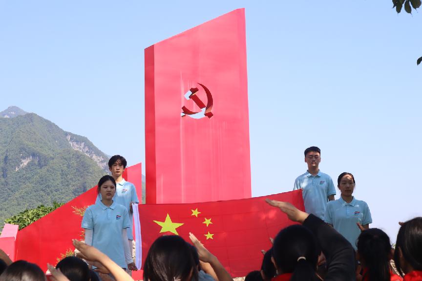 重外院學(xué)子三下鄉(xiāng)：中藥產(chǎn)業(yè)開出致富良方，數(shù)字經(jīng)濟(jì)助力鄉(xiāng)村振興
