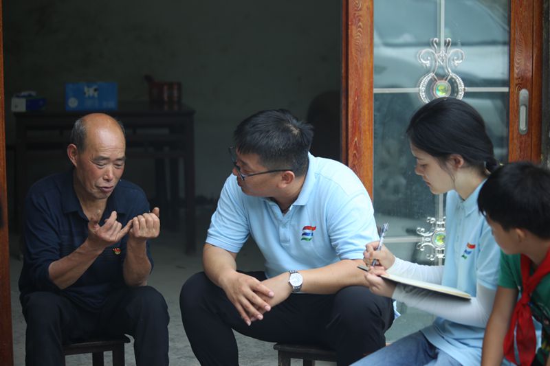 重外院學(xué)子三下鄉(xiāng)：黨齡五十載，從不忘黨恩