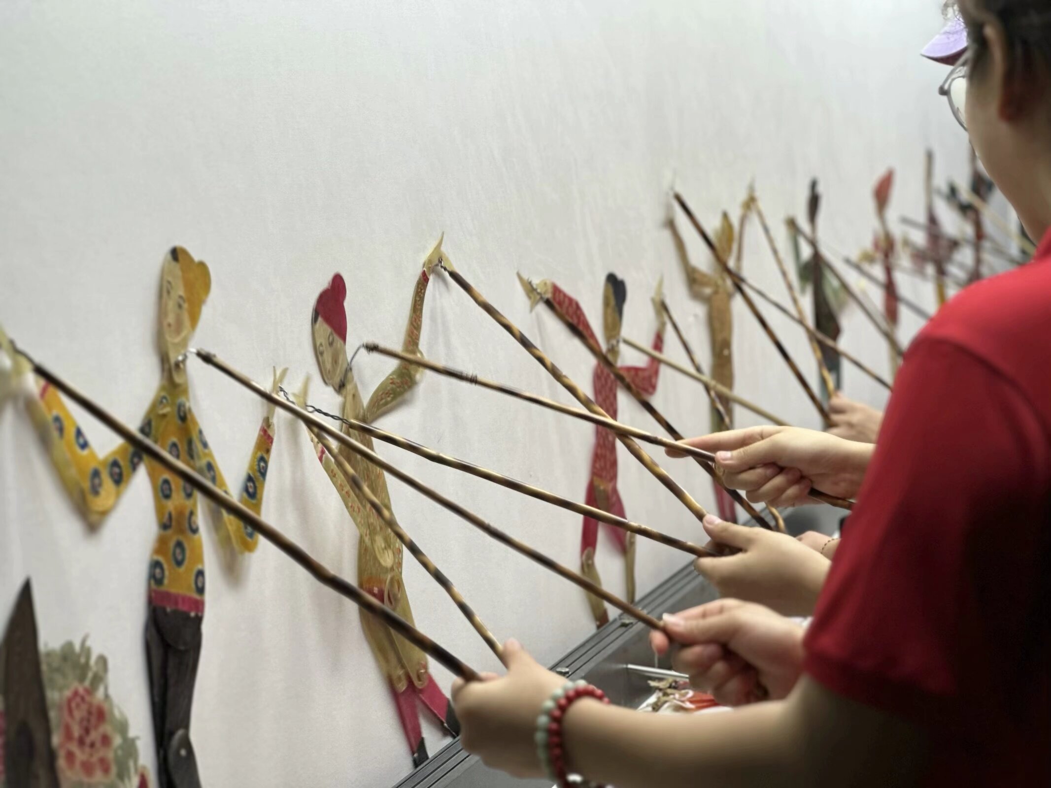 光影交織，皮影傳承——西南石油大學(xué)電氣信息學(xué)院影韻傳承暑期社會(huì)實(shí)踐隊(duì)赴閬中王皮影博物館學(xué)習(xí)皮影表演