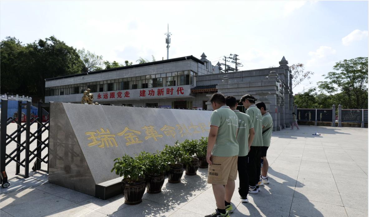 傳承紅色基因，書寫華彩青春——合肥工業(yè)大學(xué)宣城校區(qū)暑期社會(huì)實(shí)踐團(tuán)隊(duì)參觀江西瑞金革命先烈紀(jì)念館
